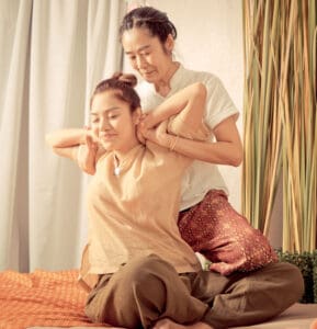 タイ古式マッサージは、体のエネルギーラインを刺激することで全身の調和を整える治療法です